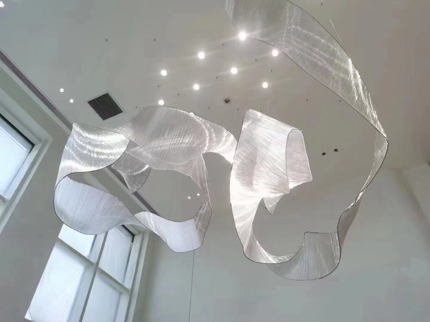Chandelier similar to a ribbon